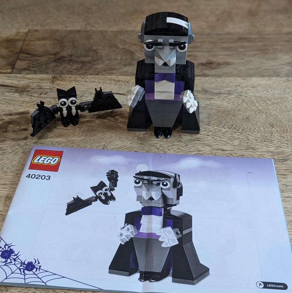 Lego 40203 - Vampire and Bat Complete - Black And Gray - Picture 1 of 6